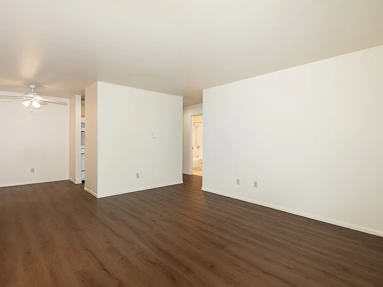 Avante Apartments - Charming, Centrally Located Building with Off Street Parking! — Photo 1