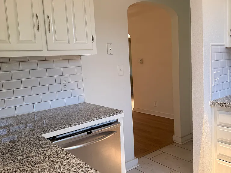 1576 N Poplar Ave — Photo 9