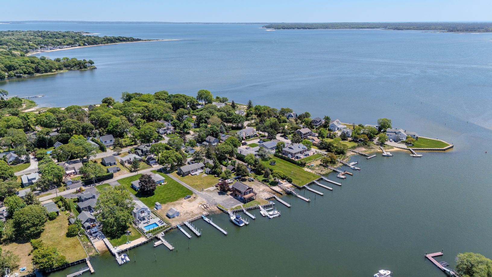  Easy access to the Great Peconic Bay