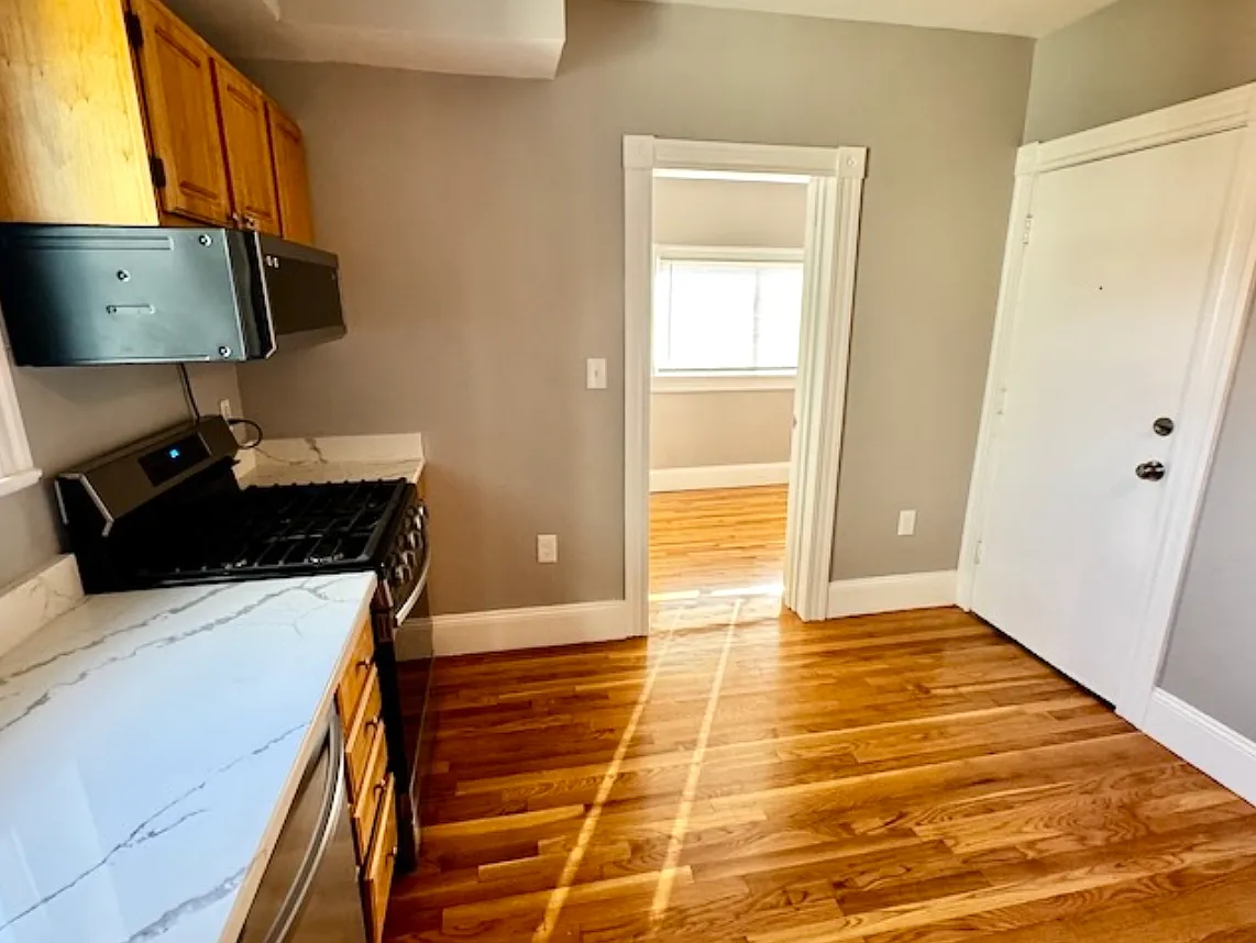 4 bed, 1.5 bath, 1200 sqft, $3,100 — Photo 3