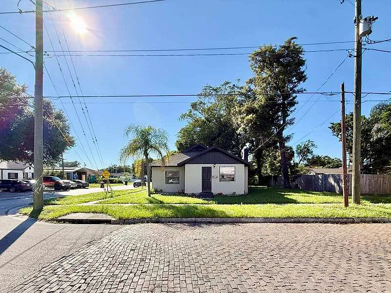 3 bed, 1.0 bath, 1019 sqft, $1,750 — Photo 4