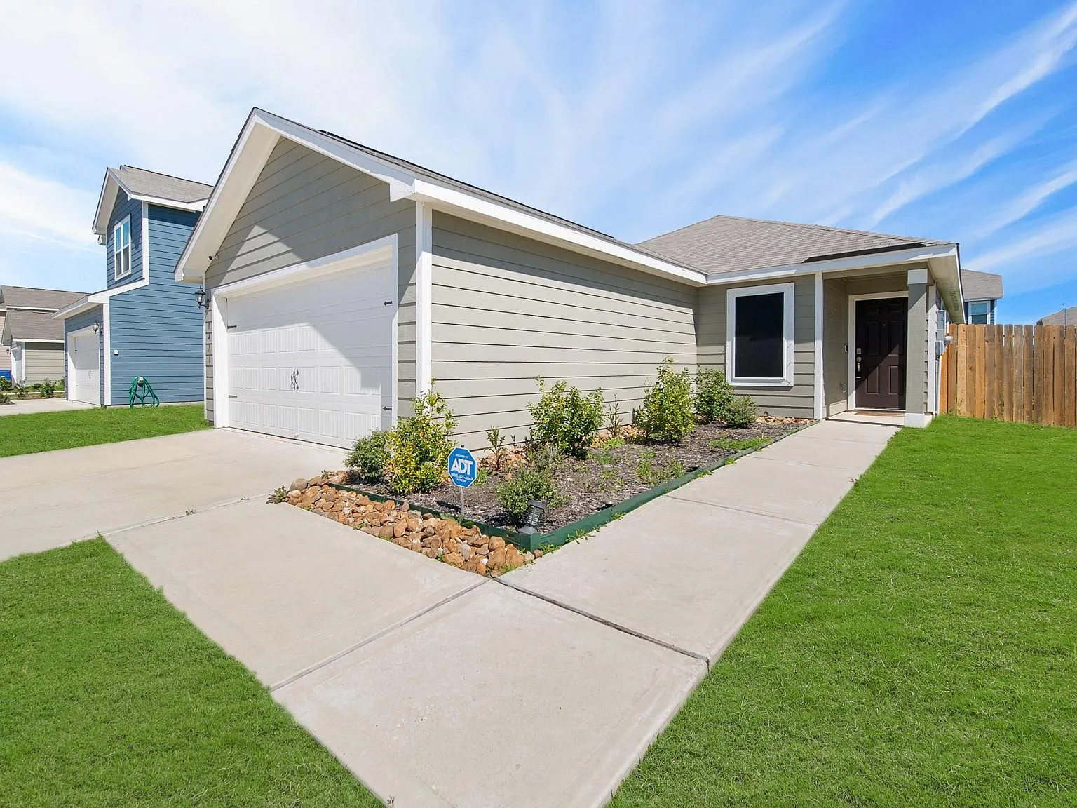 3 bed, 2.0 bath, 1335 sqft, $1,799 — Photo 2