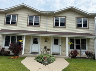 1258 Sunnyridge Rd, Pewaukee, WI 53072