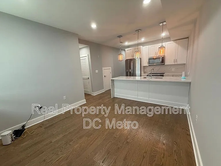 804 21st St NE — Photo 2