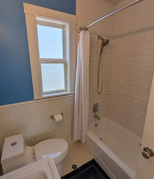 Full bathroom (upstairs)