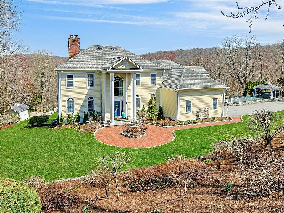 1st image of 350 Wooded Hill Court