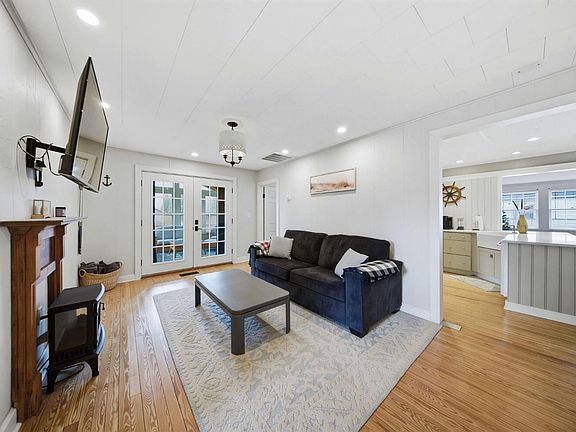 5th image of 113 W Iroquois Trl