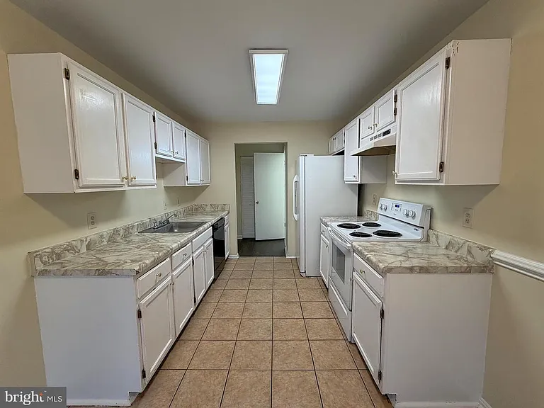 4100 Hunters Hill Cir — Photo 16