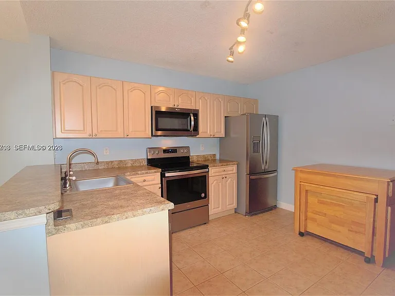 5641 Riverside Dr #303B1 — Photo 7