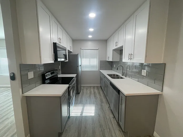 1020 S Sherbourne Dr #303 — Photo 4
