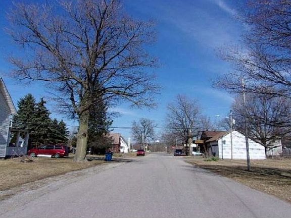 Exterior Neighborhood (street photo)