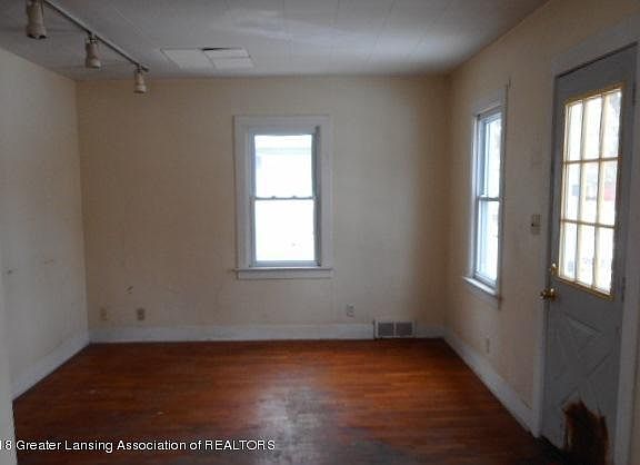 3rd image of 566 E Greenlawn Ave