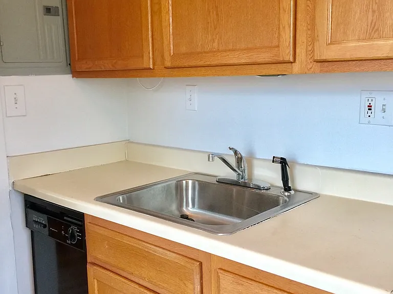 921 W Cross St — Photo 6