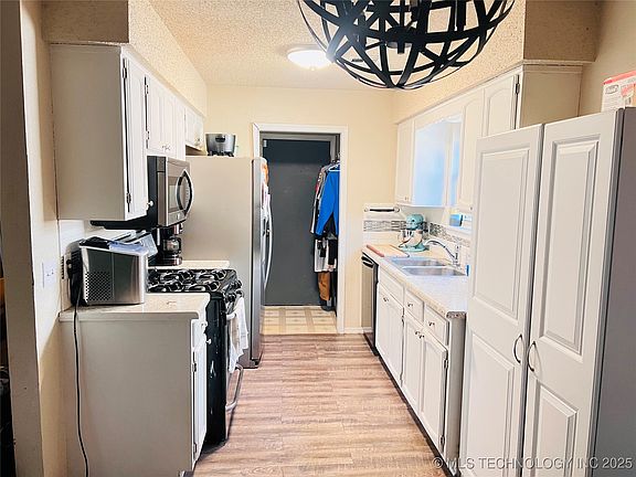 5th image of 222 E Waco Pl