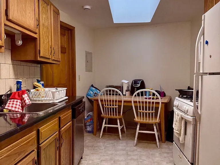 11 Clinton Ave — Photo 10