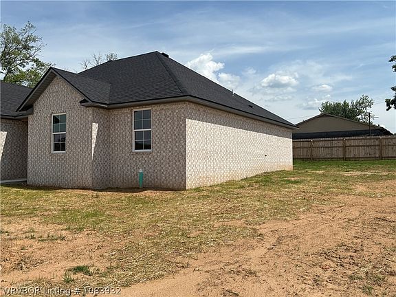 3rd image of 1101 Hunter Dr