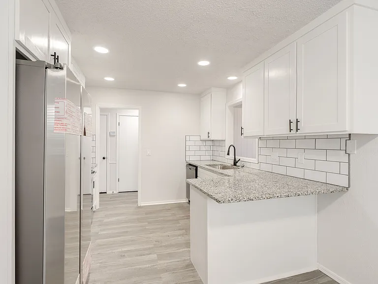 11715 N Francis Ave — Photo 7
