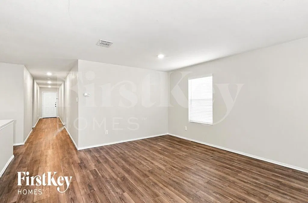 4 bed, 2.0 bath, 1695 sqft, $1,940 — Photo 3