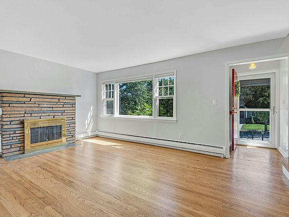 5th image of 44 Montrose Ave