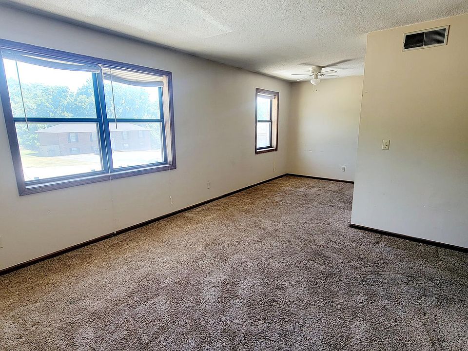 2nd image of 415 Windy Way APT 9