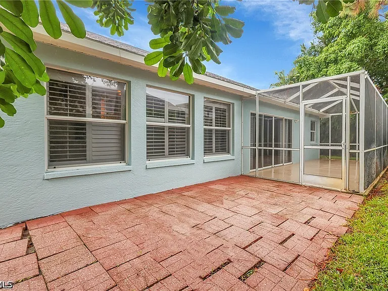 22203 Seashore Cir — Photo 43