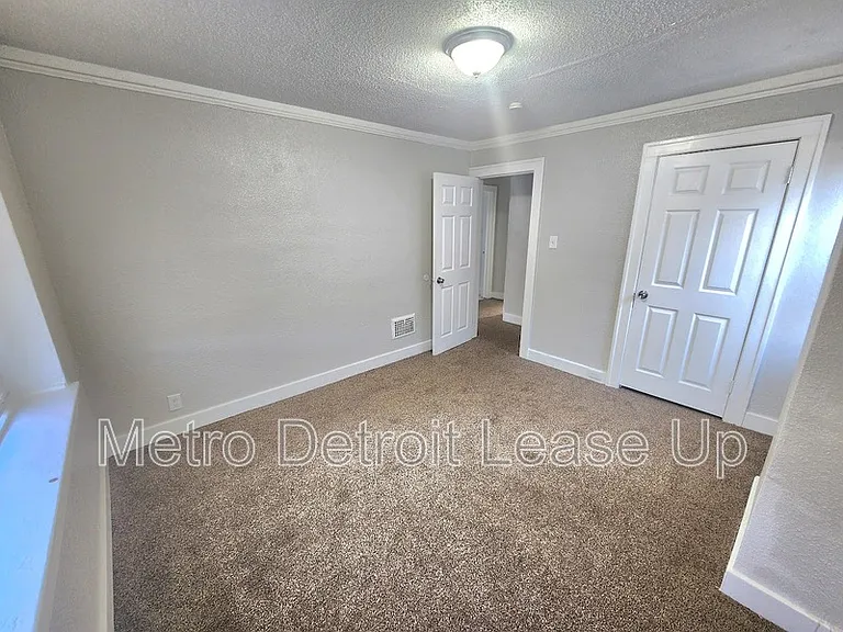 3651 Buckingham Ave — Photo 7