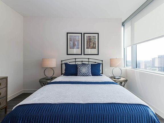 5th image of 811 W Montrose Ave #501