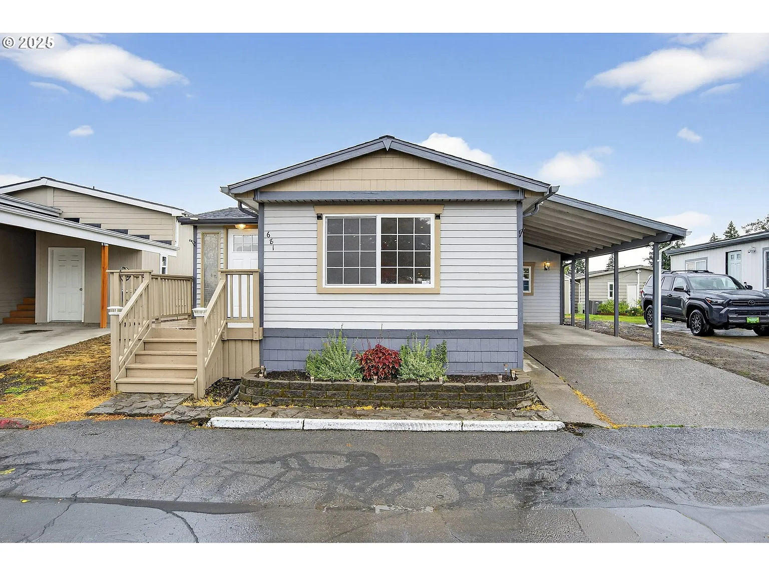 681 SW Concord Way photo 1