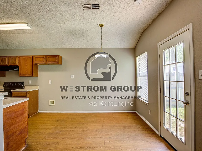 2363 Laurelhill Ln — Photo 11