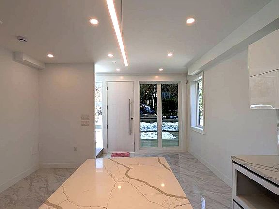 5th image of 4208 John St #3
