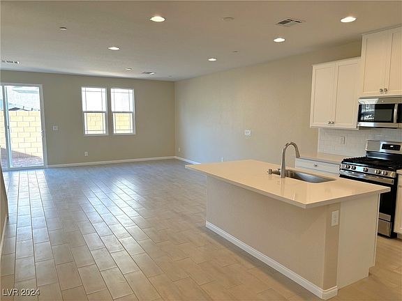 5th image of 108 Antler Square Ln