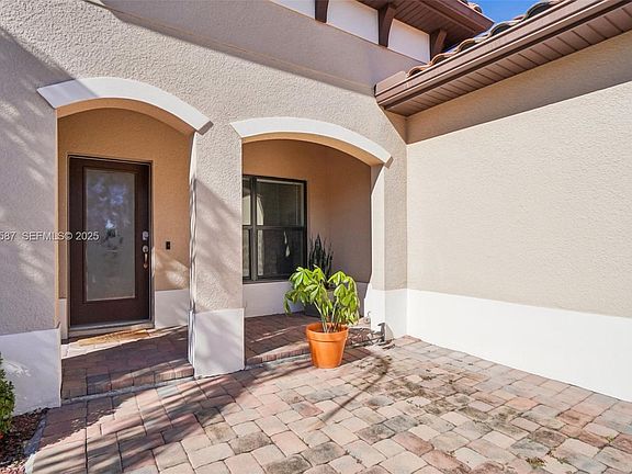 3rd image of 310 Villa Sorrento Cir