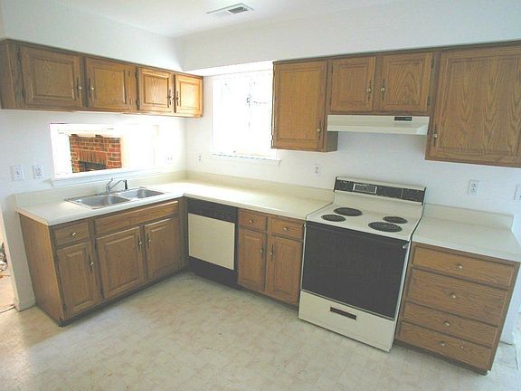 5th image of 813 Woodcott Dr
