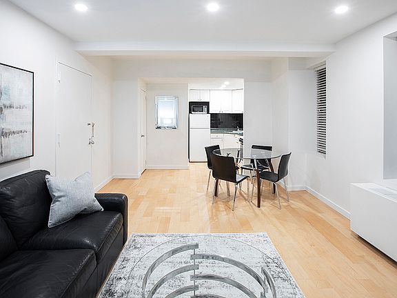 5th image of 150 W 51st St APT 822