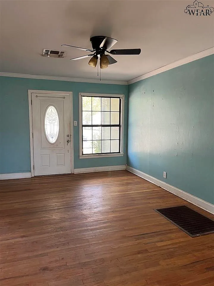 2 bed, 1.0 bath, 1164 sqft, $1,300 — Photo 2
