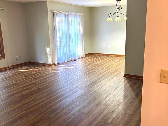 4th image of 302 Kipling Dr