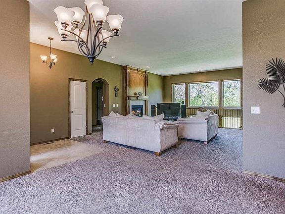 5th image of 714 E Crescent Lakes Dr