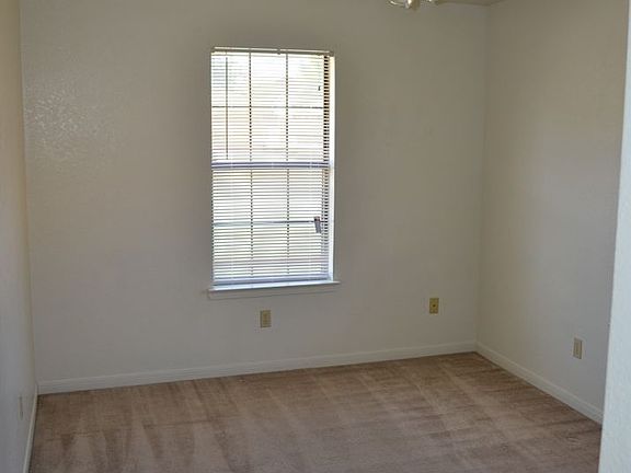 4th image of 909 Crymes Ln #2B-2BA-1000SQFT