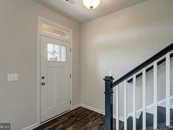 4th image of 711 Sawback Sq NE