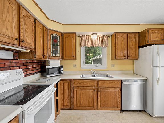 5th image of 415 Greeley Street