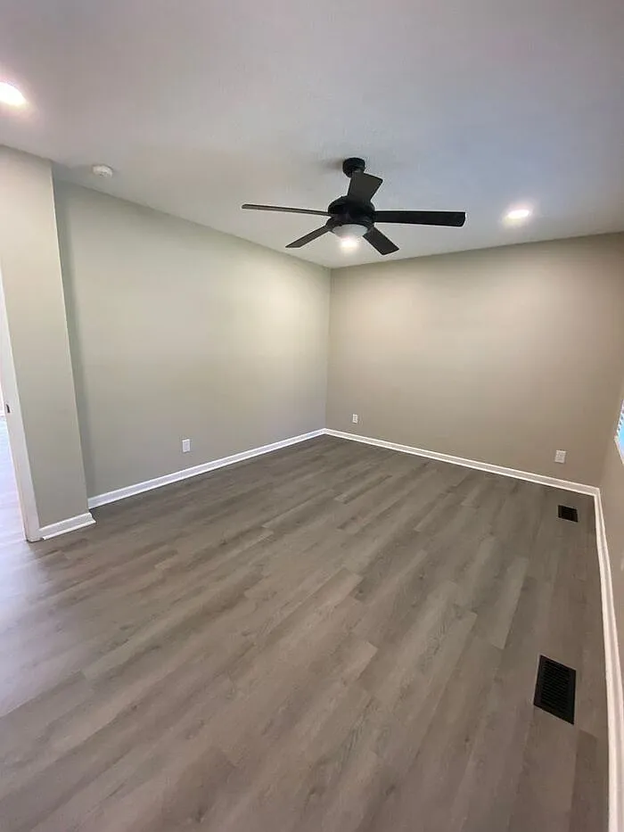 3 bed, 2.0 bath, 1295 sqft, $1,600 — Photo 4