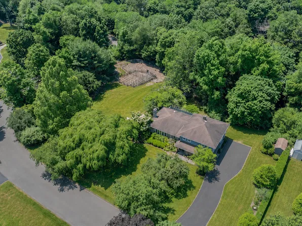 75 Angus Rd N, Greenwich, CT 06831