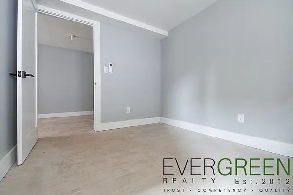 Rented by Evergreen Apartments BK | media 7