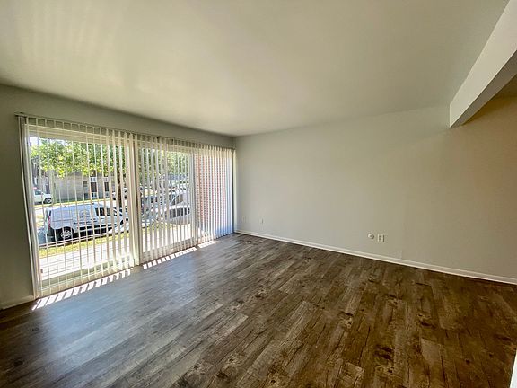 4th image of 334 Jarvis Ave #108