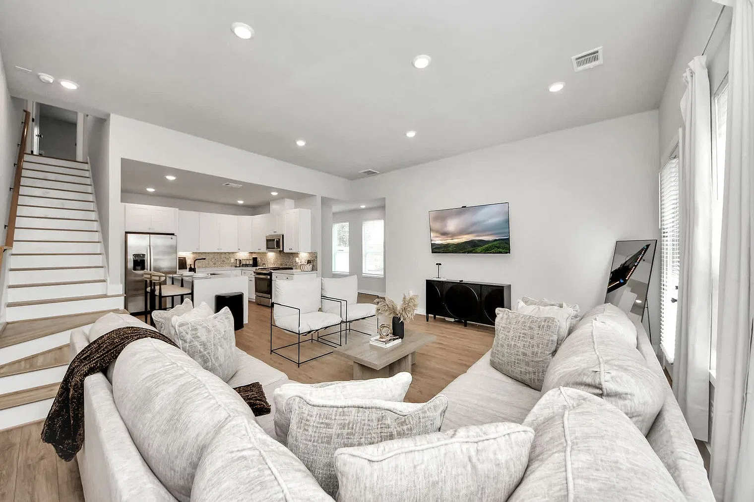 3 bed, 2.0 bath, 1291 sqft, $2,695 — Photo 2