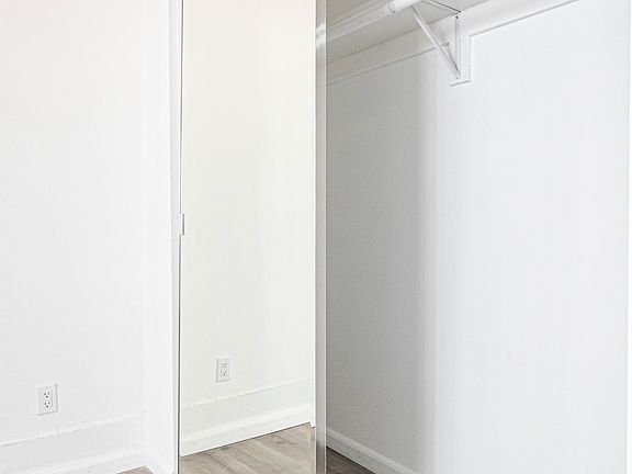 4th image of 1050 W 84th Pl #1052-3/4
