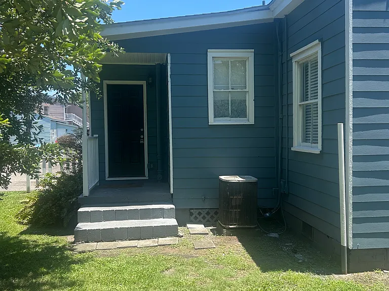 520 E Hall Ln — Photo 3