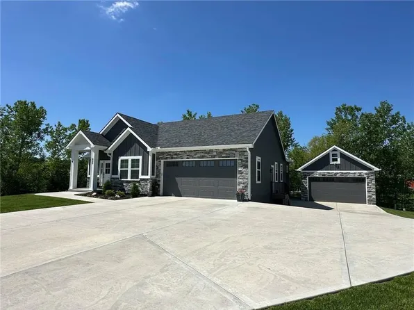 546 N Oakwood Ln, Tonganoxie, KS 66086