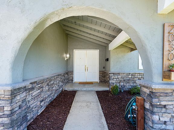 2nd image of 2030 Lyndhurst Ave