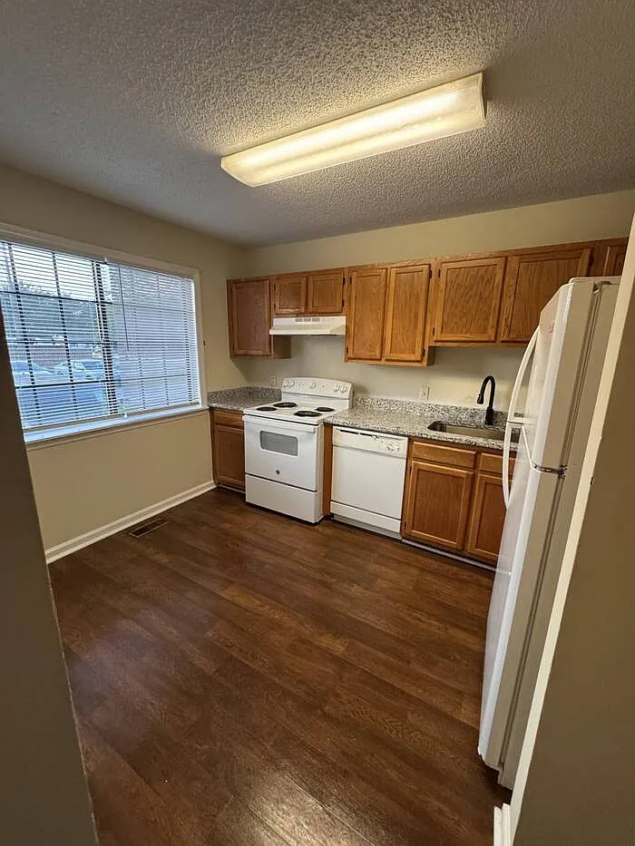 2 bed, 1.5 bath, 960 sqft, $1,200 — Photo 3